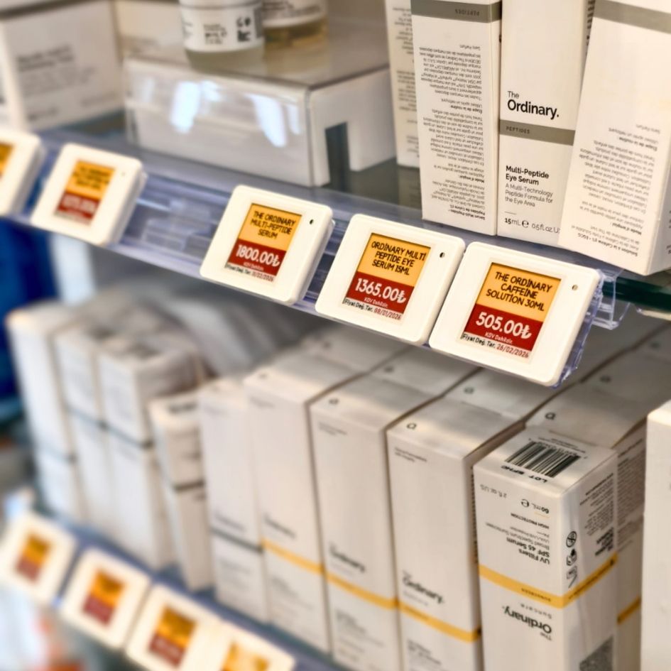 Kozmetik mağazasında elektronik raf etiketi kullanımı